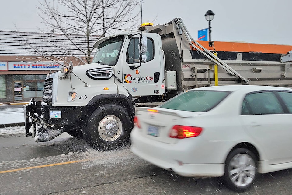 27744487_web1_211206-LAT-DF-weather-sanding-truck_1