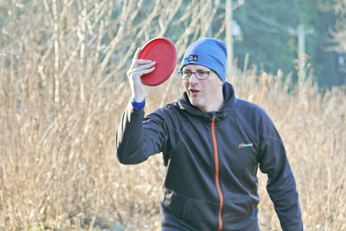 Mike Lowrie takes aim. sunny weather drew dozens of disc golf players to the Raptors Knoll course in Aldergrove over the weekend. (Dan Ferguson/91原创 Advance Times)