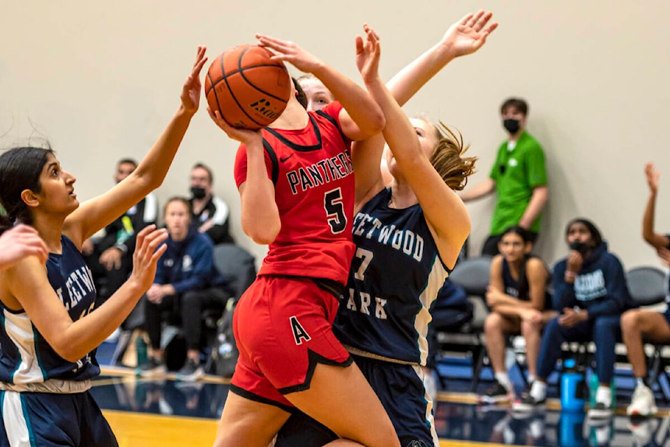 28348777_web1_copy_220303-LAT-RH-Day1GirlsBBall-MacDonald_1