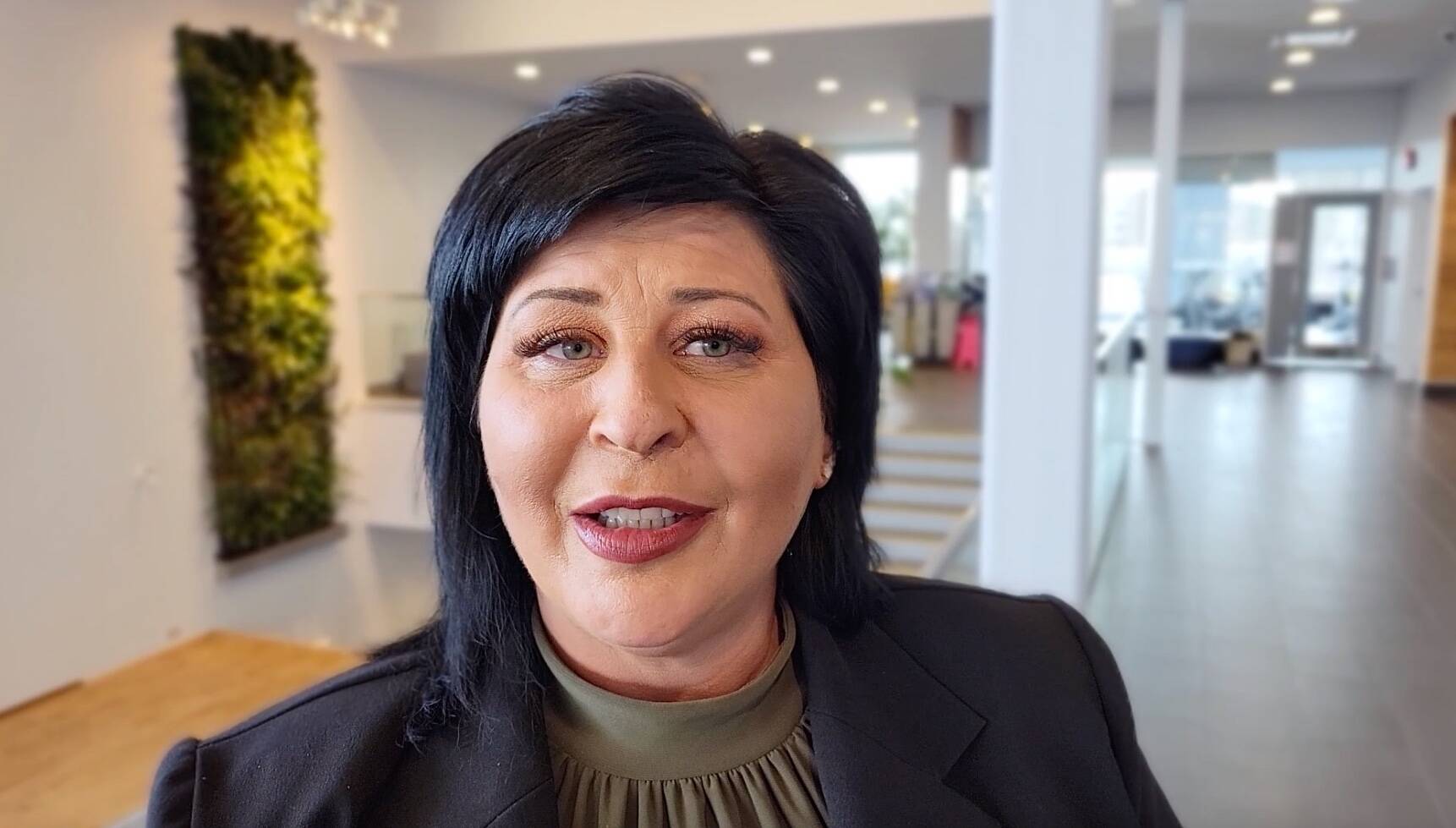 91原创 City mayor Val van den Broek talked about her experience as a survivor of abuse at an International Women聮s Day event organized by 91原创聮s Ishtar Women聮s Resource Society on Tuesday, March 8. (Dan Ferguson/91原创 Advance Times)