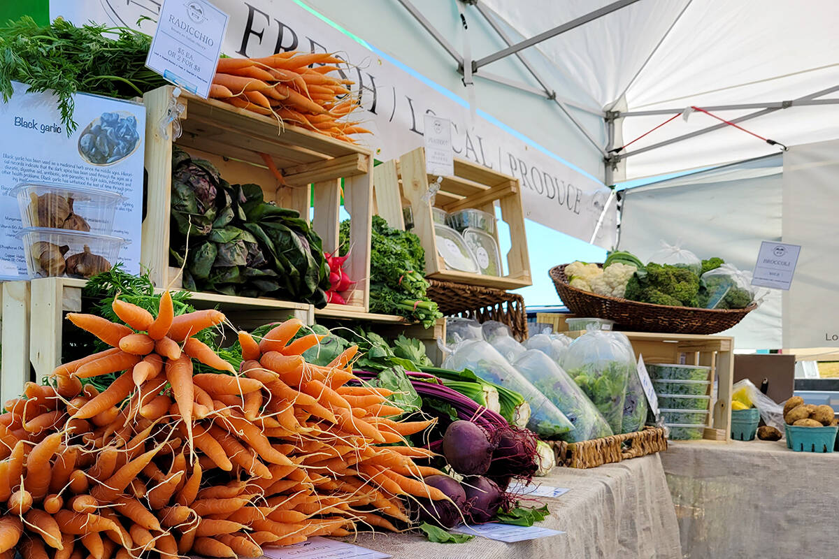 28409650_web1_210719-LAT-DF-Business-up-at-farmers-market-produce_1