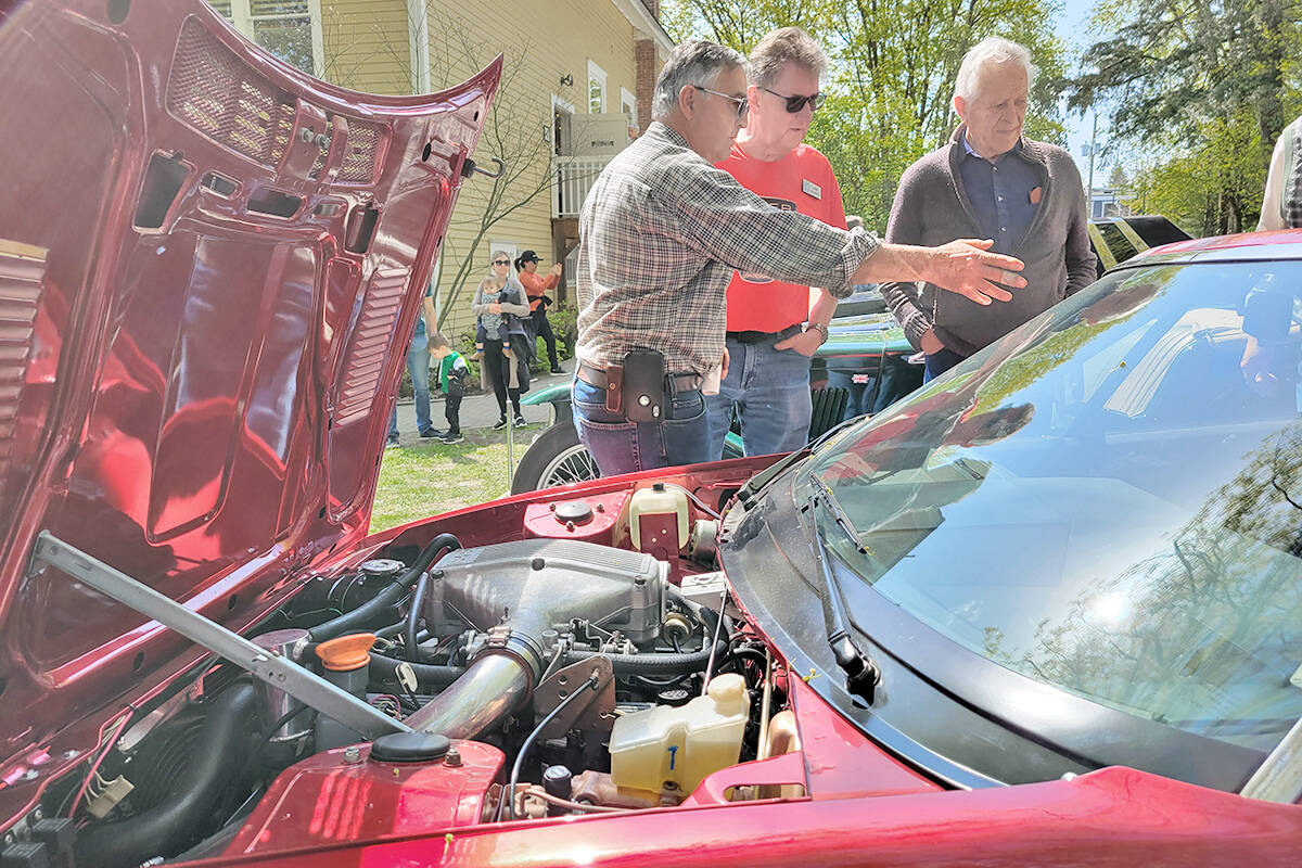 John Walkden (centre), president of the 91原创 Area Mostly British (LAMB) car club at the historic Fort 91原创 Community hall talked cars, British cars, with fellow fans at the annual Sunday, April 24 St. George聮s Motoring Show held at the historic Fort 91原创 Community hall.(Dan Ferguson/91原创 Advance Times)