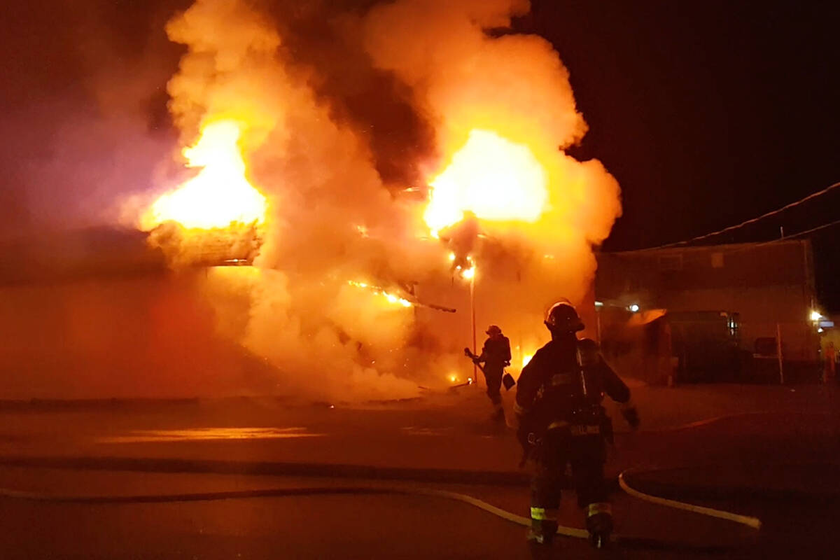 Aldergrove resident Thomas Waite recorded the early stages of the Saturday night April 23 fire that damaged a restaurant. He said he witnessed several people fleeing the scene before police and fire arrived. (Thomas Waite/Special to 91ԭ Advance Times)
