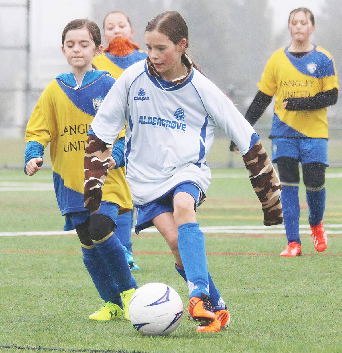 聯Soccer was always my thing,聮 said Aldergrove聮s Ava Van Santen, seen here as an Aldergrove U11 Girls forward, playing in the rain against 91原创 United in 2015. (Art Bandenieks file)