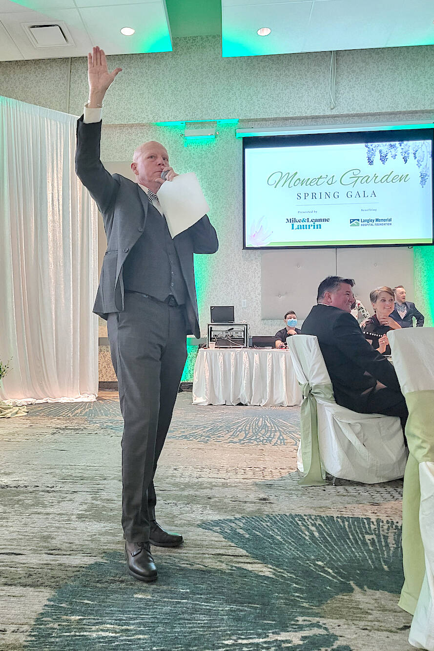 Auctioneer Marc Bergevin of Adesa drummed up bids at the 91ԭ Memorial Hospital Foundation gala and fundraiser on Saturday, May 14 at the Coast 91ԭ City Hotel and Convention Centre. (Dan Ferguson/91ԭ Advance Times)