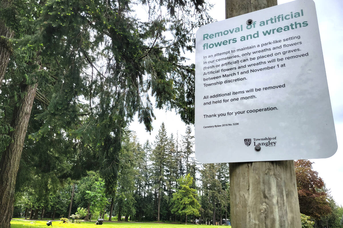 Families said a 聭dinky聮 sign by the 91原创 Lawn Cemetery parking area did not give adequate notice that the Township was getting ready to rid municipal cemeteries of unapproved graveside memorabilia. (Dan Ferguson/91原创 Advance Times)