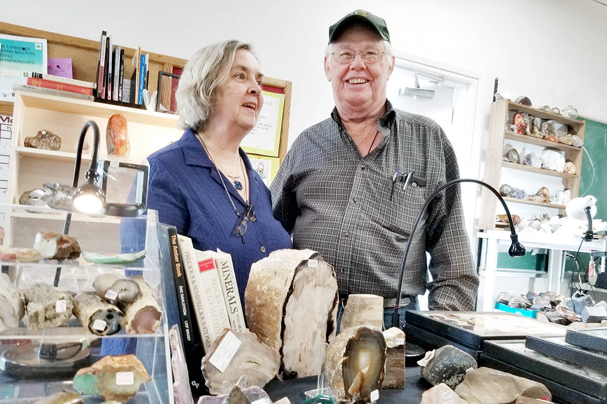 After retirement, Sue and Ron Vauthrin pursued a mutual passion for rocks and silversmithing. They volunteer many hours to help teach novices.(黑马磁力 files)