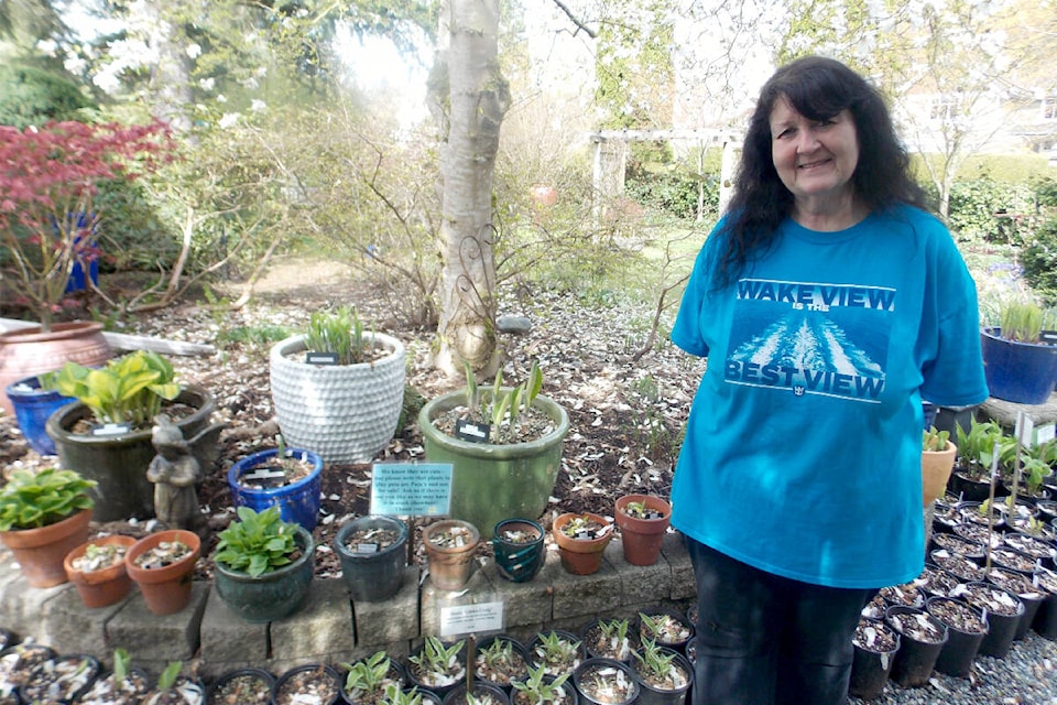 29414259_web1_220610-LAT-RH-SnrWkGardening-Pam_1