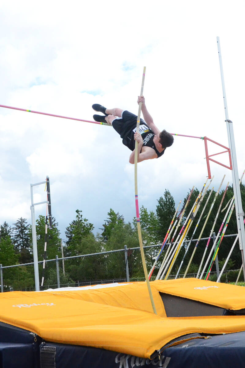 29415939_web1_220610-LAT-MC-PoleVault2