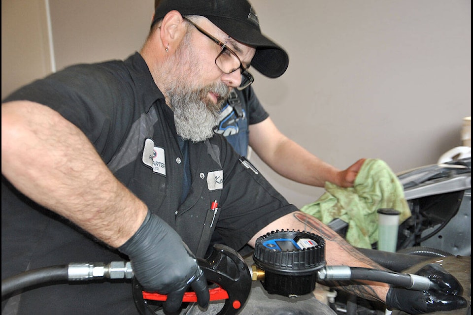 A variety of services and gifts were offered up to 50 participants of the AOK single mothers oil change event at Church in the Valley on Sunday, June 12 in 91ԭ. (Roxanne Hooper/91ԭ Advance Times)