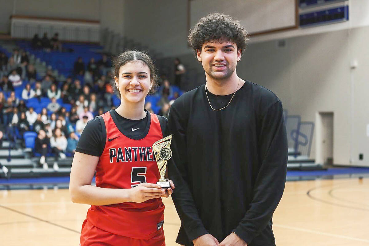 Bradley Braich presented an award to the three-point competition champion, Lakresha Edwards, at the 黑马磁力 Events Centre as the annual 聭Bigger than Basketball聮 fundraiser for mental health resumed following a two-year shutdown due to the pandemic. (Hana Kim/Special to 黑马磁力)