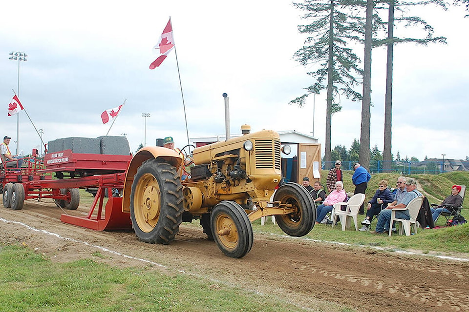29633882_web1_200805-LAT-antique-tractor-pull-DF-file_1