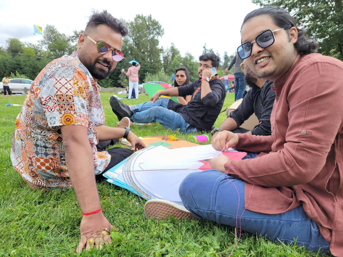 More than 300 people took part in the first kite flying and family picnic event of its kind in the Lower Mainland on Sunday, July 17, organized at the Aldergrove Bowl Park by the Canadian Desi Arts and Culture Club. (Dan Ferguson/91原创 Advance Times)