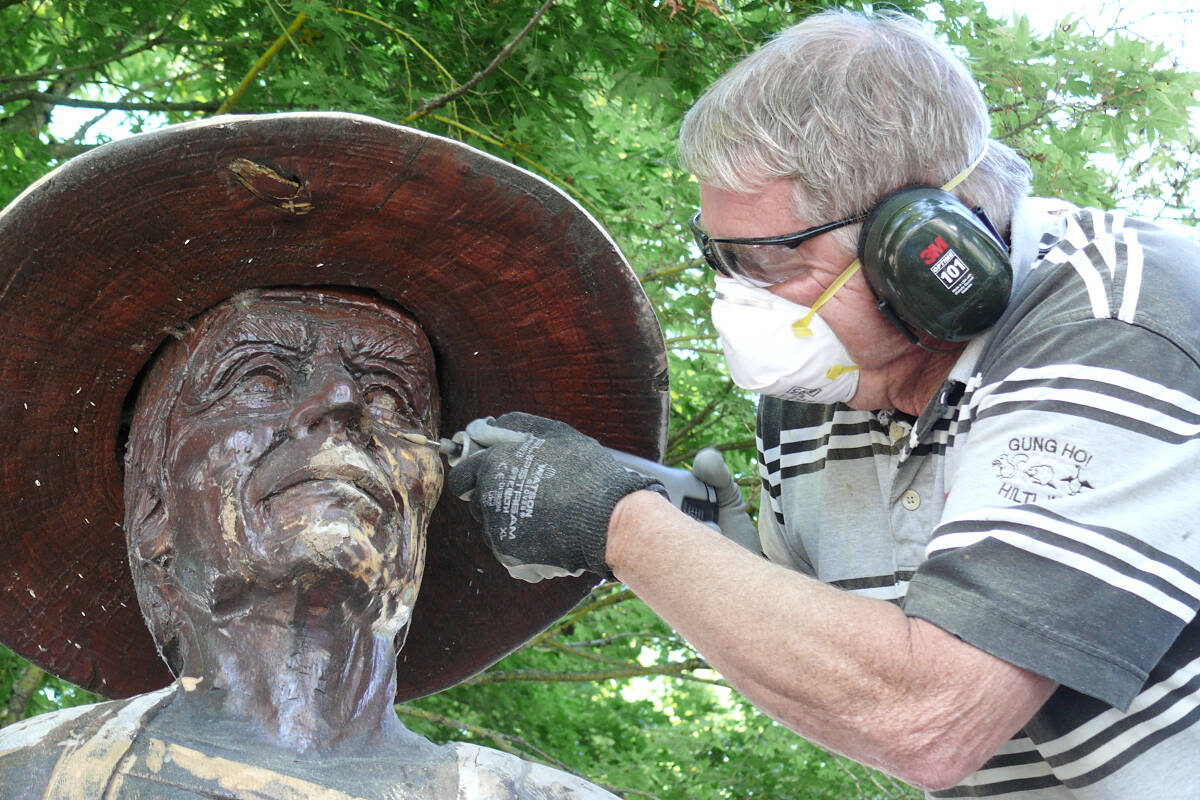 Restoration expert Victor Smith sanded off the weathered protective coating from an iconic Pete Ryan statue in 91原创 City. On Wednesday, Aug. 17, he started working on the two Ryan statues of a fur trader and First Nations chief at Innes Corners. (Dan Ferguson/91原创 Advance Times)