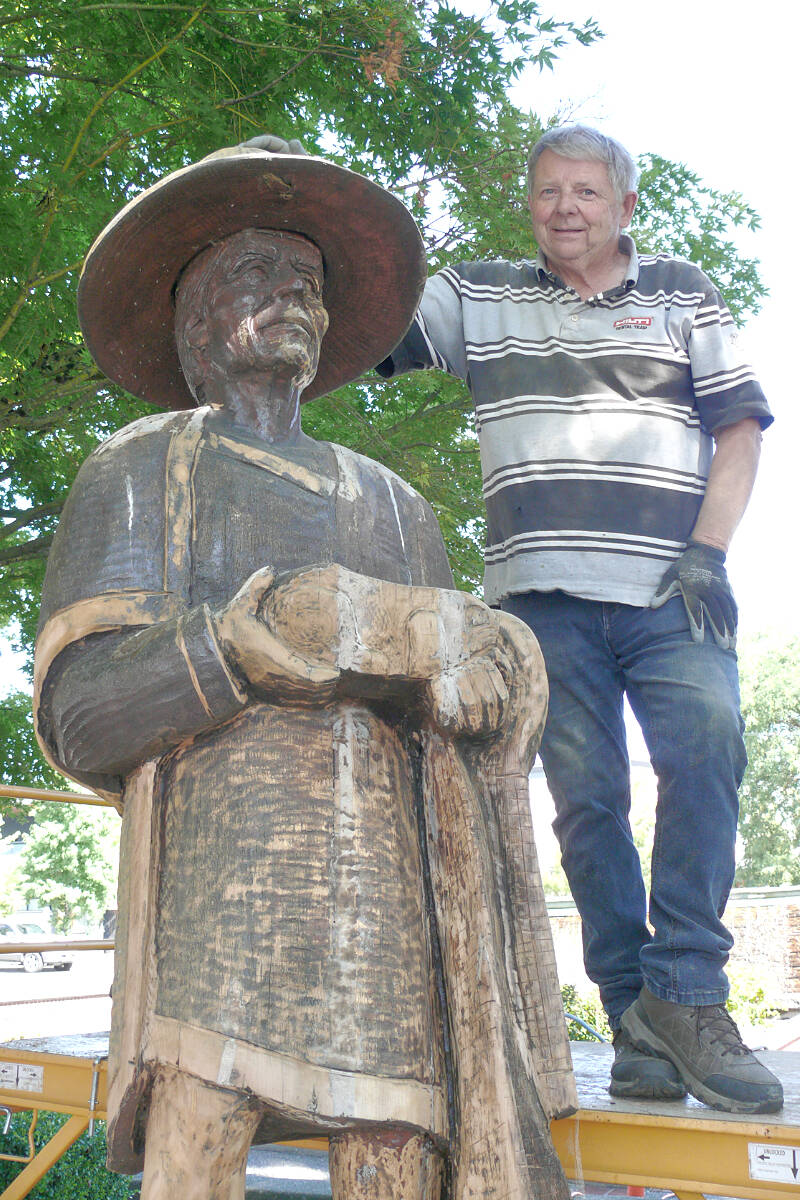 Victor Smith said it was a 聯privilege聰 to restore the iconic Pete Ryan statues in 91原创 City. On Wednesday, Aug. 17, he started working on the two Ryan statues of a fur trader and First Nations chief at Innes Corners. (Dan Ferguson/91原创 Advance Times)
