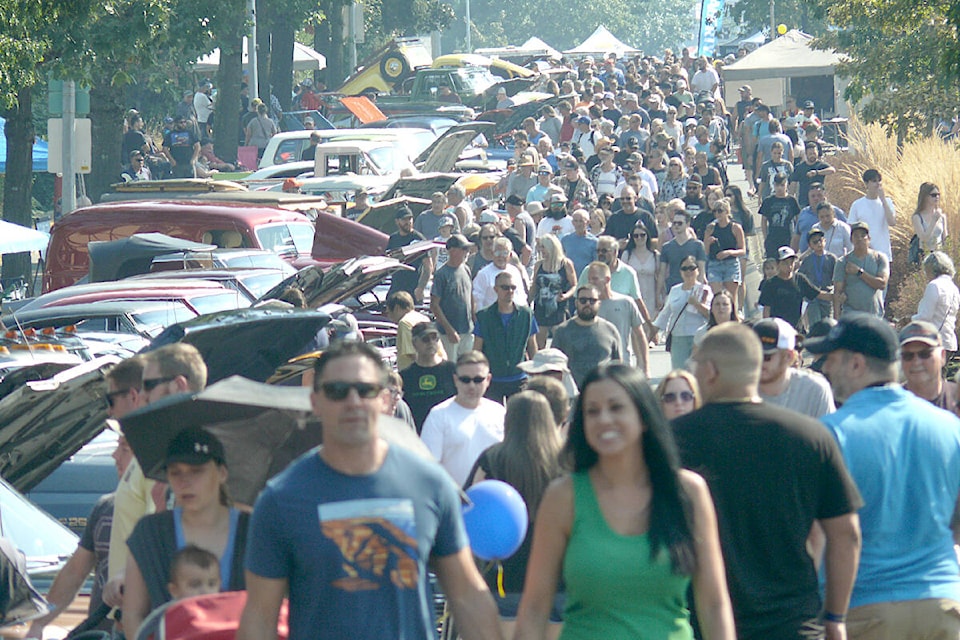 Thousands filled Fraser Highway between 264th and 272nd Street in Aldergrove on Saturday for the 91ԭ Good Times Cruise-In show, which drew an estimated 1,400 vehicles to the charitable fundraiser. (Dan Ferguson/91ԭ Advance Times)