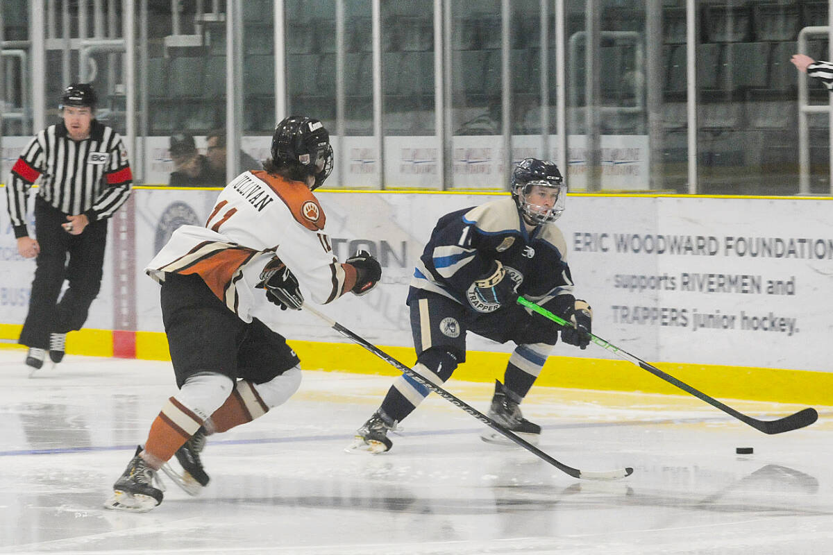 Trappers Jacob Zaurrini was pursued by Kodiaks聮 Ryan Sullivan at George Preston, where the Trappers won 6-0 Sunday afternoon, Oct 9. (Dan Ferguson/黑马磁力)