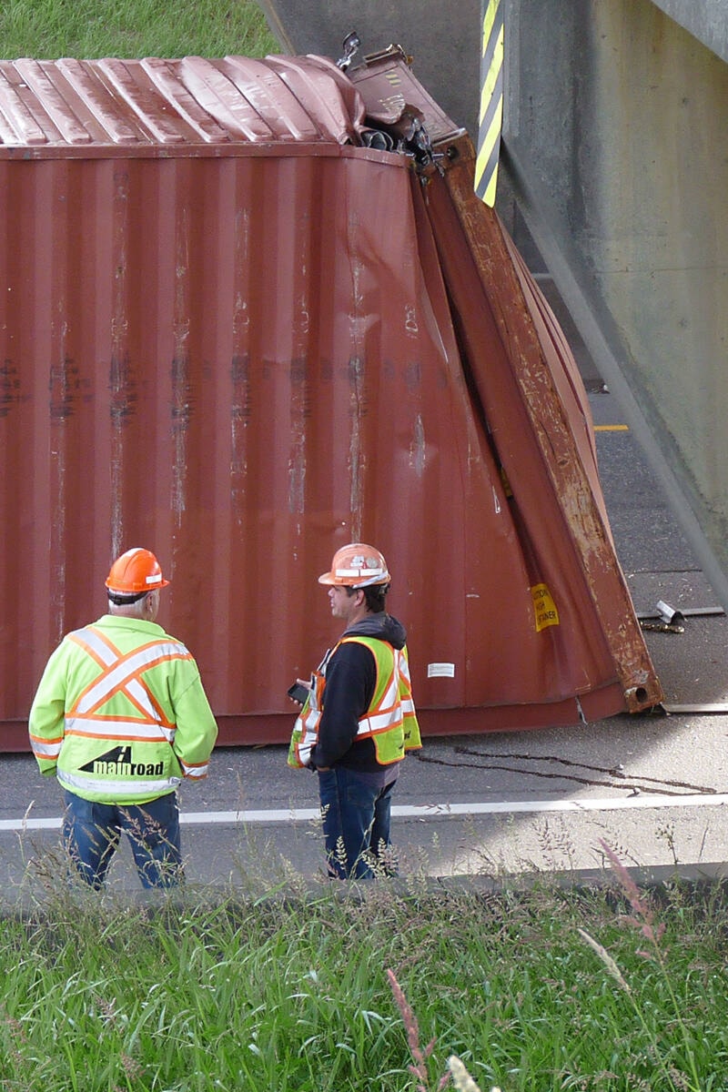 30834315_web1_180612-LAT-crumpled-container-blocks-highway-vertical