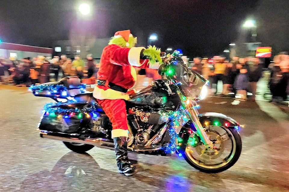 30905411_web1_211212-LAT-DF-Aldergrove-parade-Grinch_1