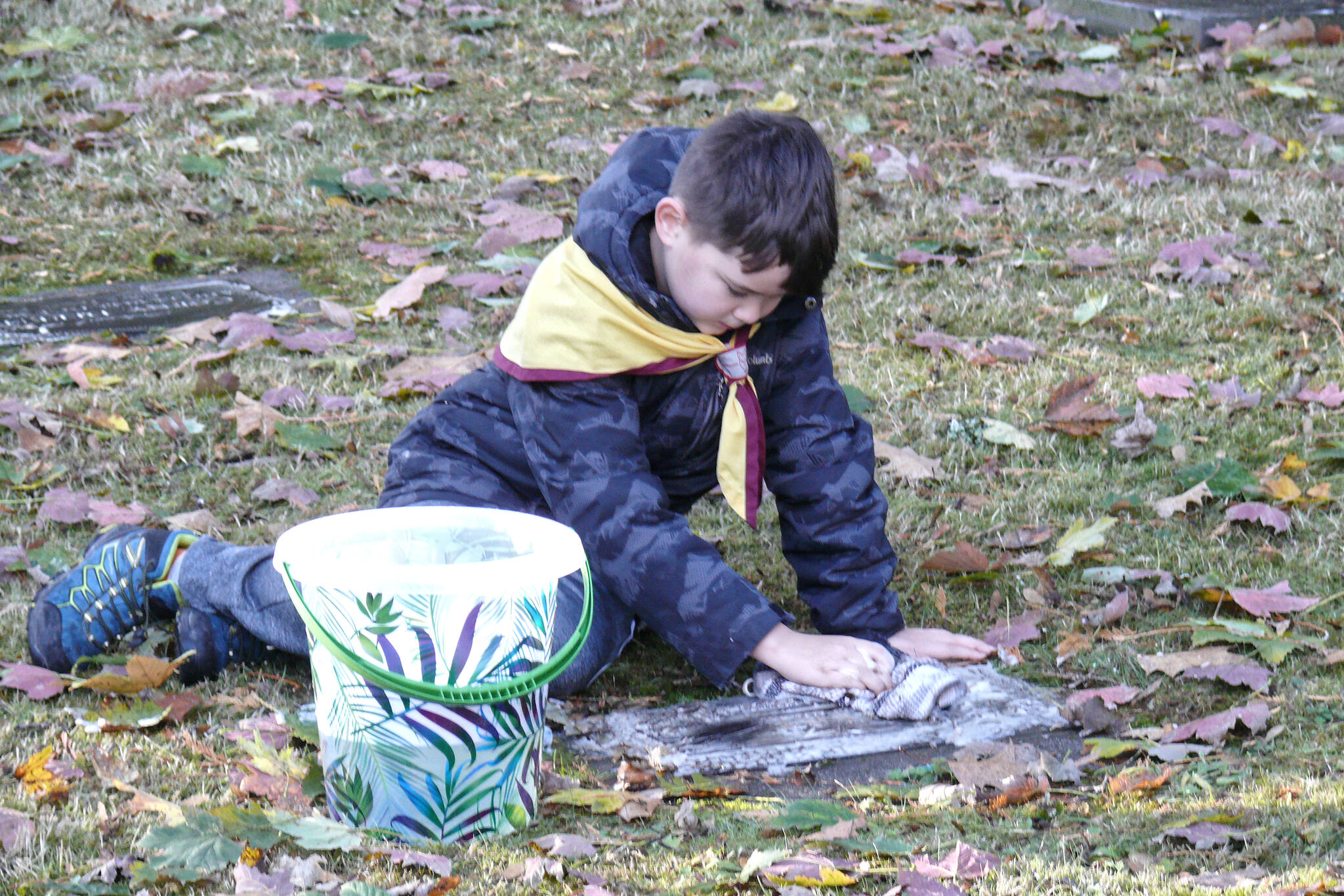 Carter Fisher skipped a swimming lesson to take part in the annual cleaning of veterans headstones at the Murrayville cemetery on Saturday, Nov. 5, to prepare for Remembrance Day(Dan Ferguson/91原创 Advance Times)