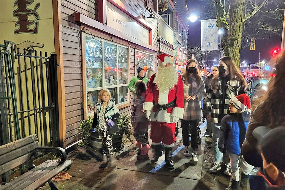 31044680_web1_211205-LAT-DF-Ft-Langley-tree-lighting-santa_1