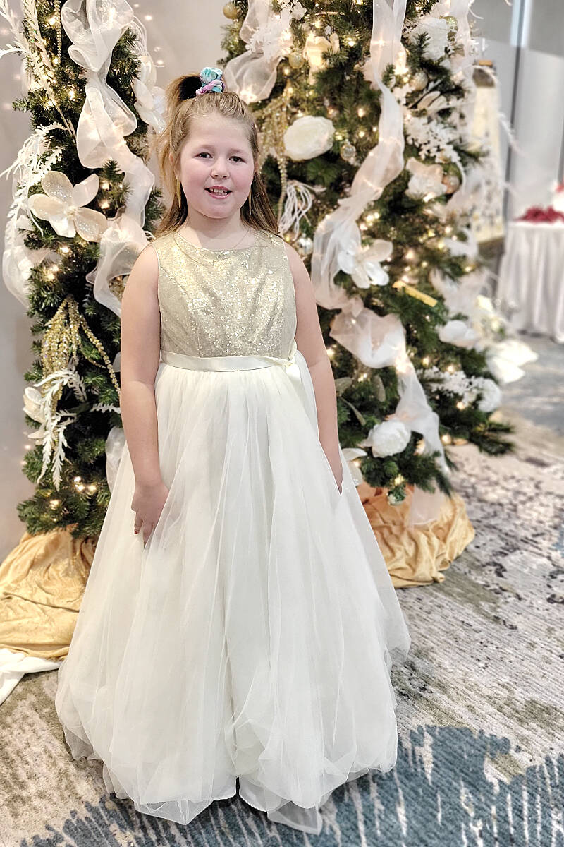 Melodirose Huttema, 8, was one of many who dressed up for the occasion at the annual Christmas Tea hosted by The Thank You For Caring Society at the Cascades Casino Ballroom Sunday afternoon, Nov. 20. (Dan Ferguson/91原创 Advance Times)