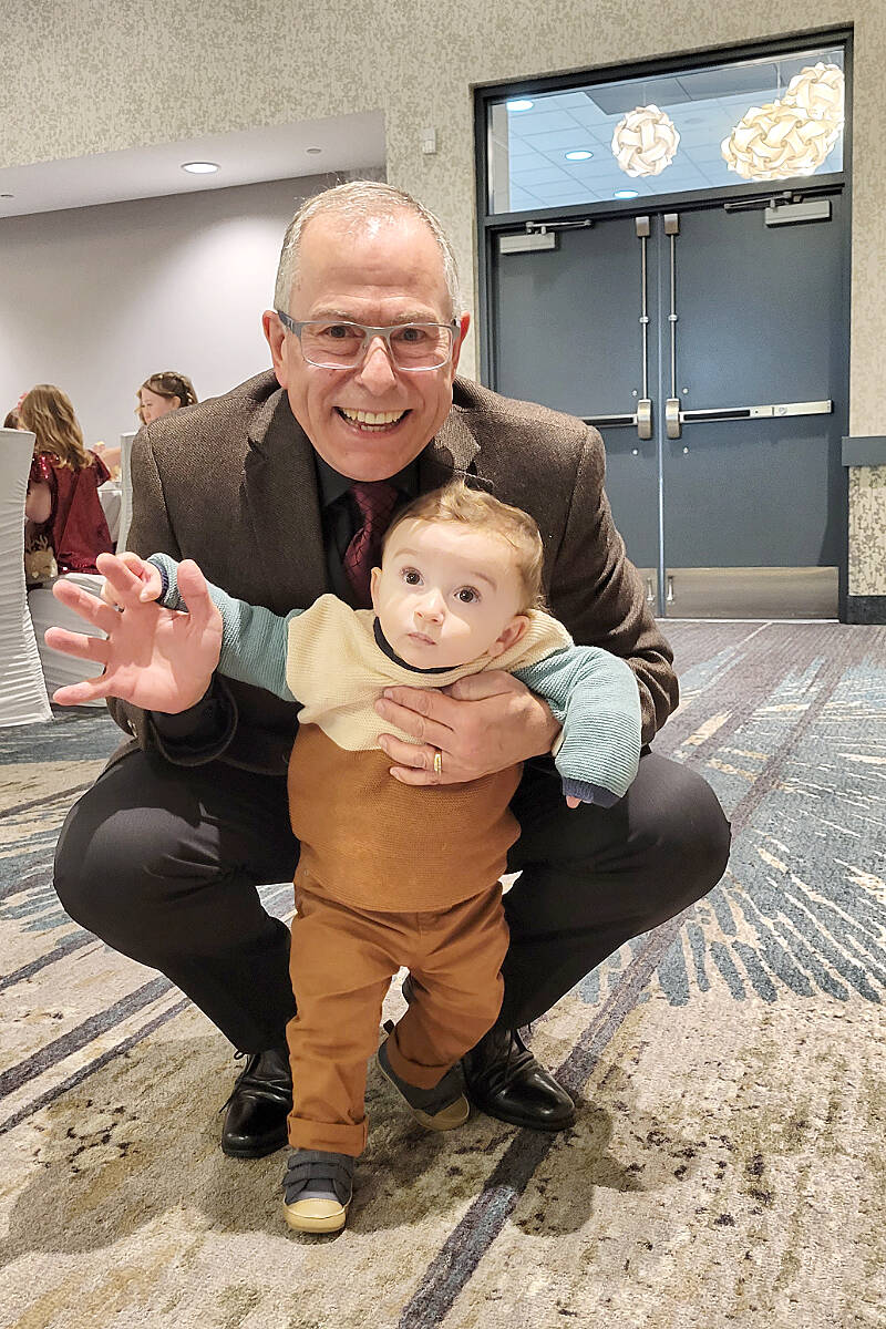 Master of ceremonies Peter Luongo took a break with grandson Enzo at the annual Christmas Tea hosted by The Thank You For Caring Society at the Cascades Casino Ballroom Sunday afternoon, Nov. 20. (Dan Ferguson/91原创 Advance Times)