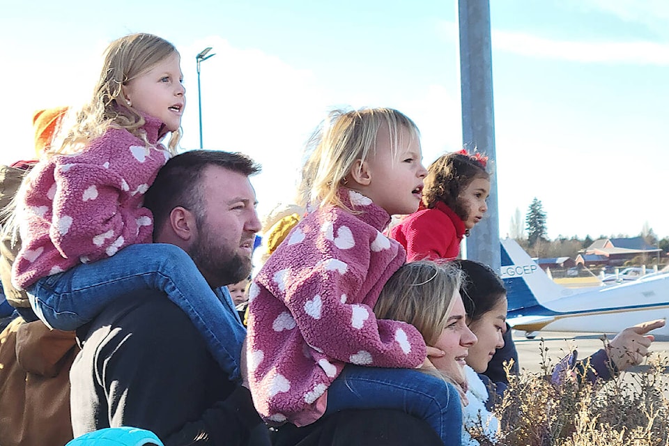 31150225_web1_221128-LAT-DF-Sabnta-at-flight-museum-20221127_125853Reilyn-6-with-dad-Taylor-Martin-Harlow-4-w-mom-Brooke-Aldergrove-CROP_1