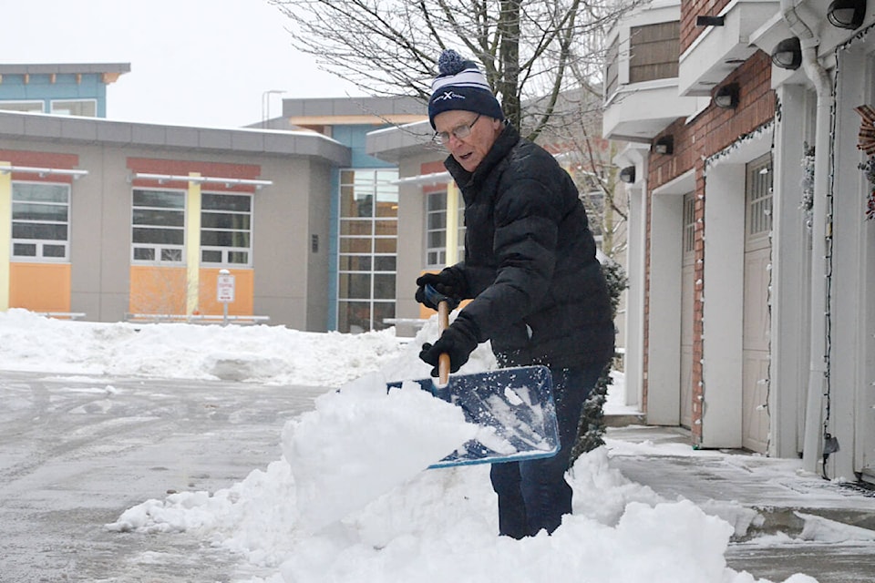 31193969_web1_copy_220106-LAT-MC_SnowShovelling