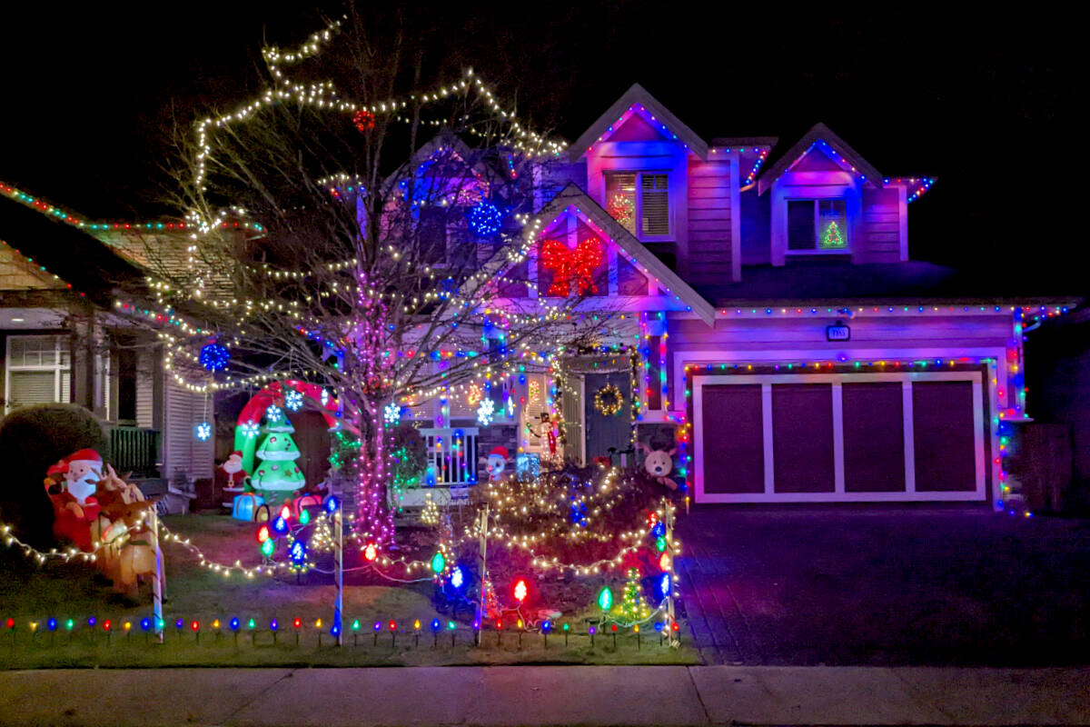 31195137_web1_221124-LAT-HC-ChristmasLightCallOut-._2