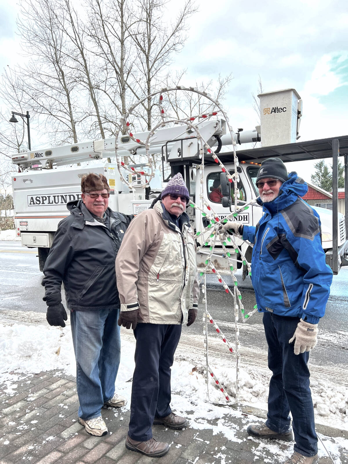 On Saturday, Dec. 3, Rotary Club of Aldergrove volunteers were installing Christmas lights, something the club has been doing for 32 years. (Special to 91原创 Advance Times)