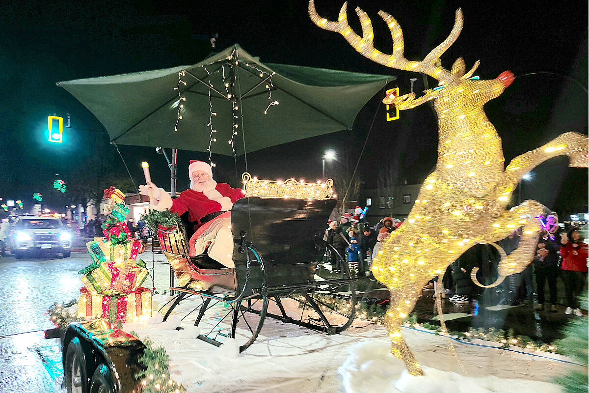 Thousands turned out for Aldergrove聮s Light Up Parade on Saturday, Dec. 11. It was the first look at Santa聮s new ride, an antique sleigh loaned to the Aldergrove Christmas committee by the B.C. Farm Museum in Fort 91原创. (Dan Ferguson/91原创 Advance Times)