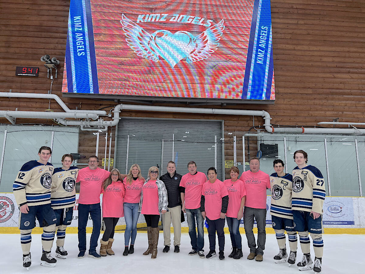 Instead of tossing teddy bears, 91原创 91原创 and arena mates 91原创 Trappers asked fans to throw 聯warmth items聰 such as blankets, socks, gloves and toques for the homeless. Kim Snow, of Kimz Angels, (centre) the 91原创 non-profit that helps the needy, was delighted by the response. (Special to 91原创 Advance Times)