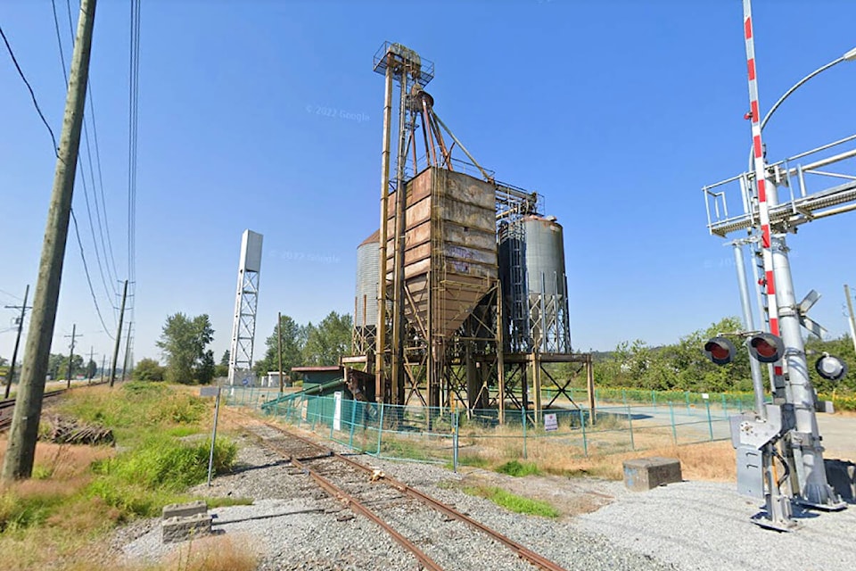 31288776_web1_221212-LAT-DF-Grain-silo-demolished-google_1