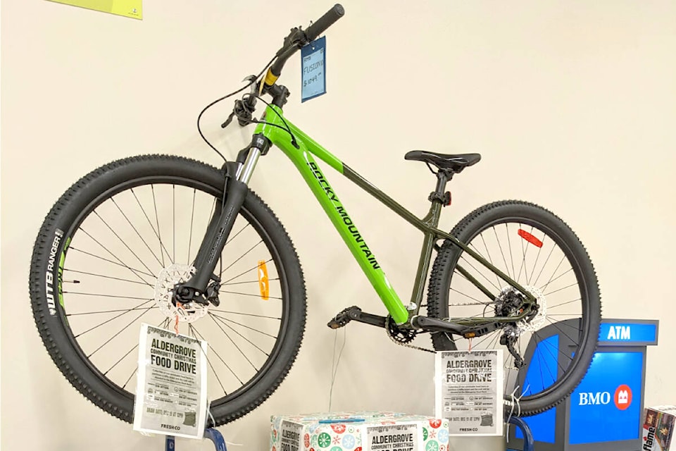 31327802_web1_221215-LAT-RH-AldFoodBankRaffle-bike_1