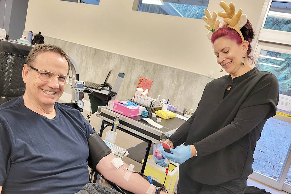 31350924_web1_221219-LAT-DF-Blood-donors-needed-20221217_104310Scott-Leavitt-with-Elizabeth-OllenbergerCROP_1