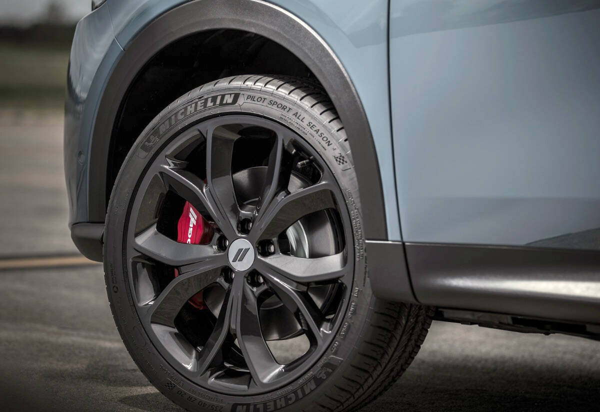 For its quicker reflexes, the Hornet R/T has Brembo-brand brake calipers, Koni-brand shocks, a dual exhaust system and 18-inch wheels (17s are installed for the GT). PHOTO: STELLANTIS