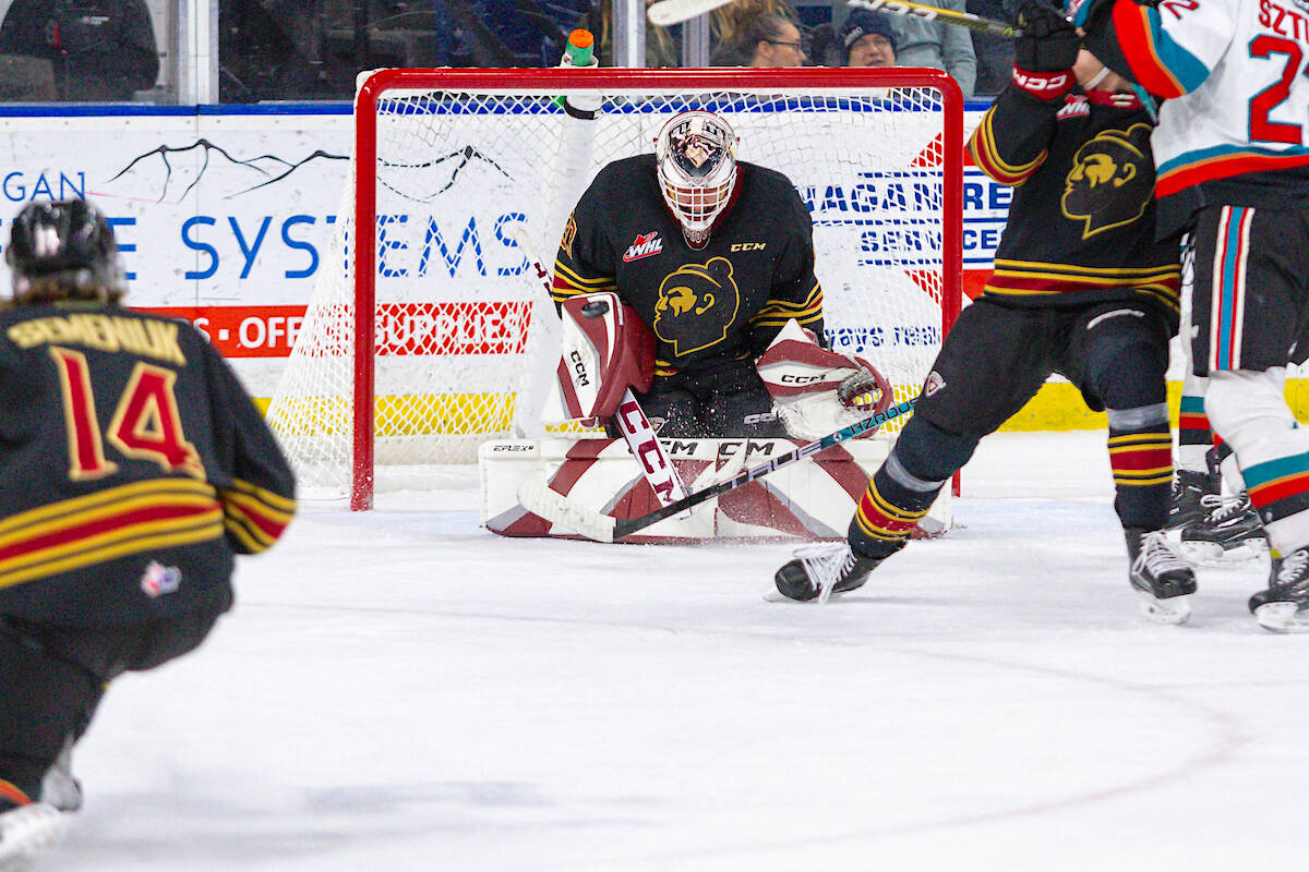 Brett Mirwald stopped 25 of 28 shots against the Kelowna Rockets Saturday night, Jan. 21, as the visiting Vancouver Giants downed Kelowna Rockets 4-3 (Steve Dunsmoor/Special to 91原创 Advance Times)