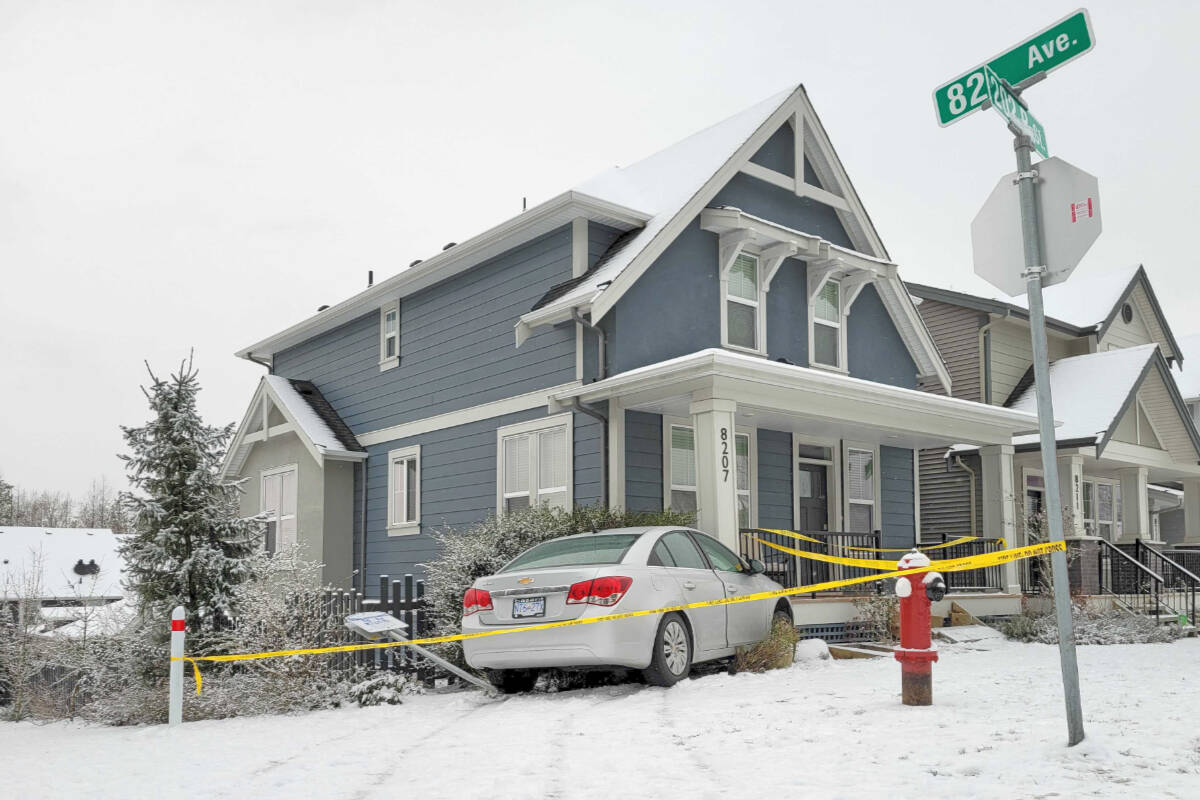 A vehicle hit the front corner of a house in the Yorkson neighourhood Tuesday, Jan. 31, 2023. (Dan Ferguson/91原创 Advance Times)