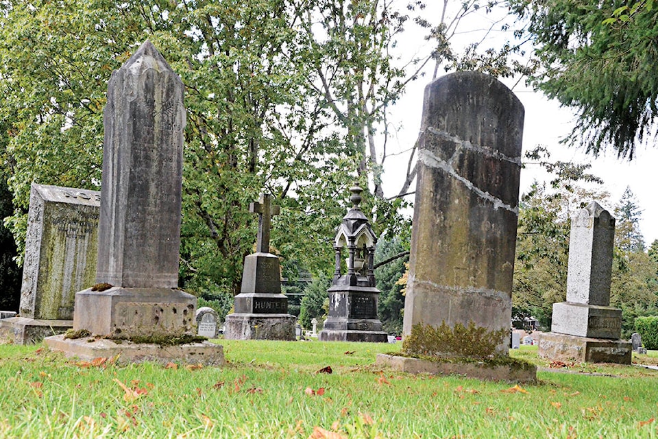 31832944_web1_201008-LAT-FortCemetery