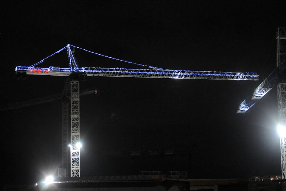 32017317_web1_ConstructionCrane_DSC_3445