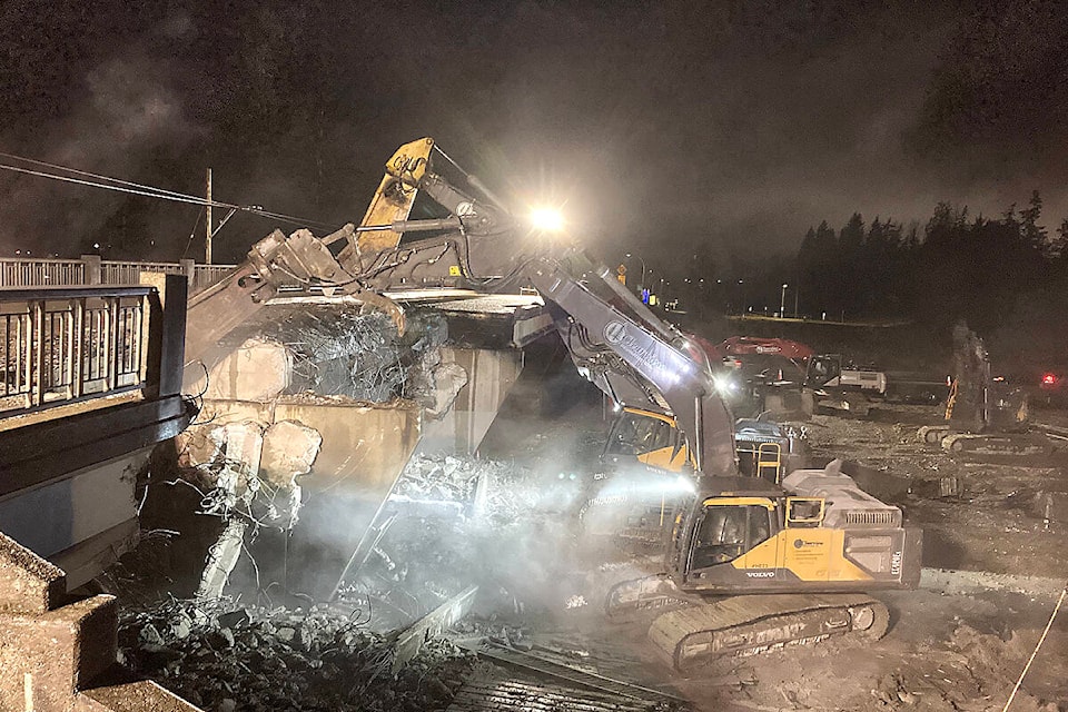 32321249_web1_230403-LAT-DF-Glover-overpass-comes-down_1