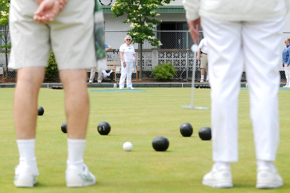 32357124_web1_220603-LAT-RH-CitySeniorsWeek-bowling_1