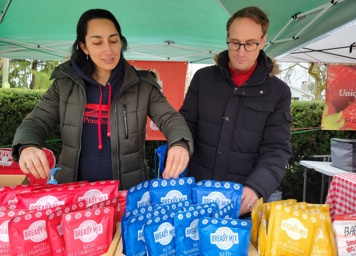 Sofia Pinzon (left) and Jens Schuster (right) from Bready Mix sell German-inspired bread for sandwiches and burgers. (Kyler Emerson/91原创 Advance Times)