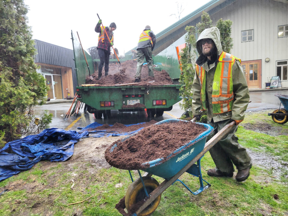Nearly 40 volunteers showed up Sunday, April 23, to rebuild a dog play area at 91原创 Animal Protection Society (LAPS) in Aldergrove. It was part of an annual volunteer 聭day of service聰 organized by Para Space Landscaping. (Dan Ferguson/91原创 Advance Times)