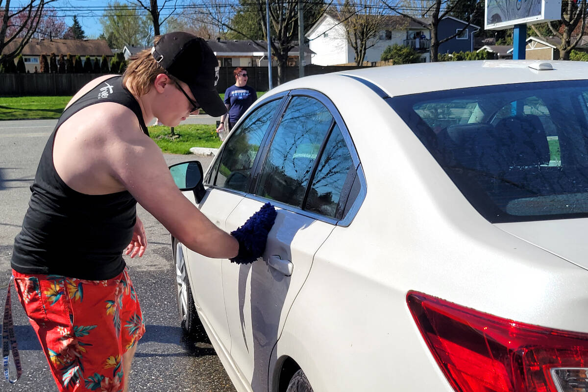 Students were hard at work washing cars for donations for their dry grad in the hot sun on Saturday, April 29. (Kyler Emerson/91原创 Advance Times)