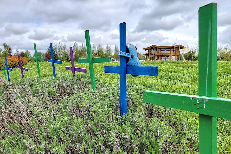 32652356_web1_230508-LAT-DF-fewer-crosses-at-Arboretum_1
