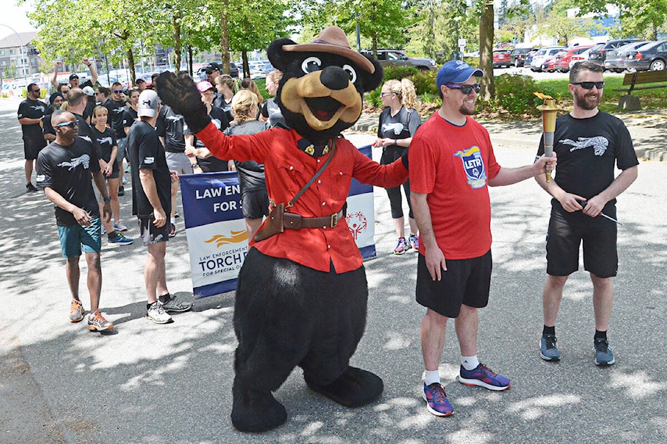 32911329_web1_190604-LAT-TorchRun4