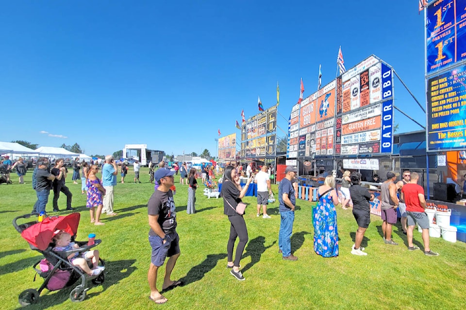 32911924_web1_230602-LAT-RH-RibFestVolunteers-file_1