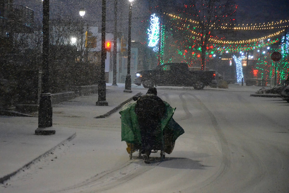 32967692_web1_221130-LAT-MC-HomelessInSnow